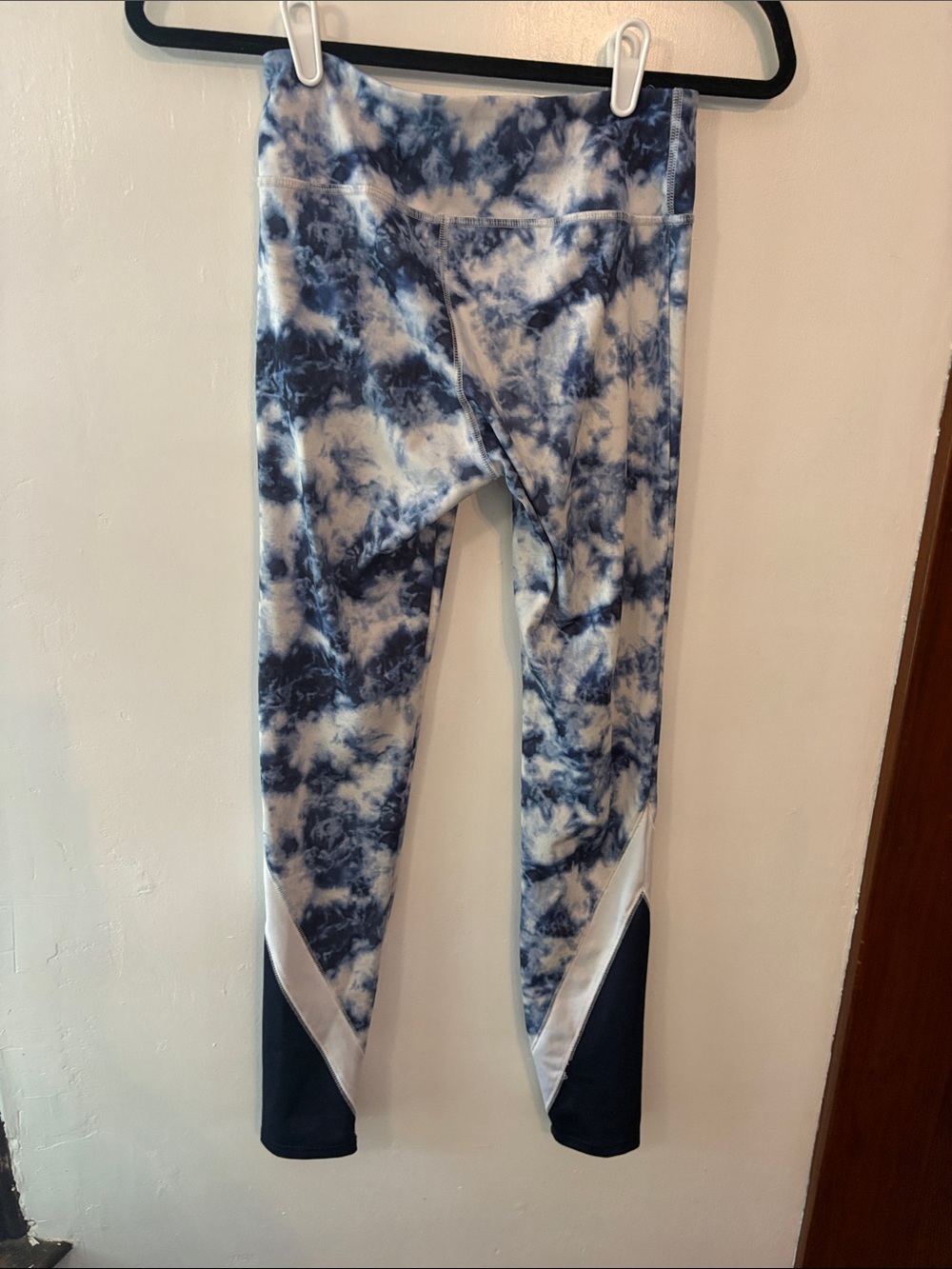 Hollister Blue and White Tie-Dye Leggings Size Small - Picture 7 of 7